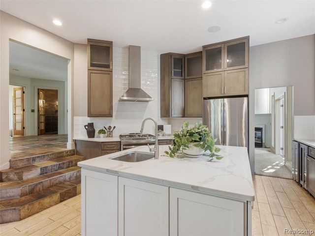 1250 Sunniwood Place, Rochester, MI 48306