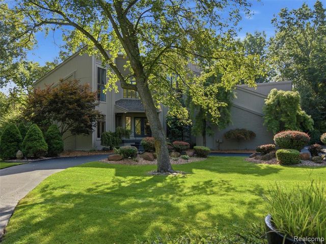 1250 Sunniwood Place, Rochester, MI 48306