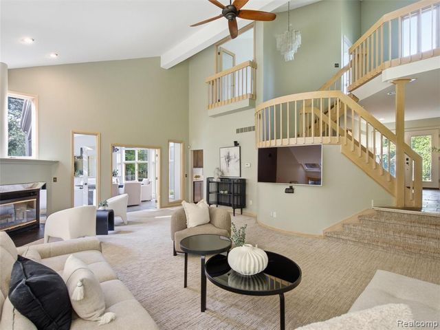1250 Sunniwood Place, Rochester, MI 48306
