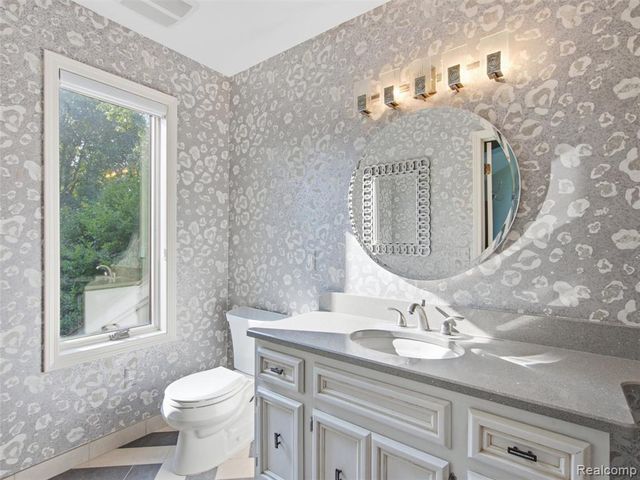 1250 Sunniwood Place, Rochester, MI 48306