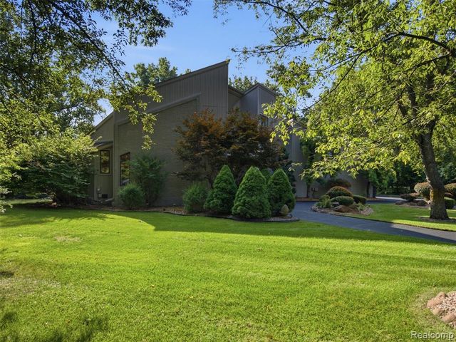 1250 Sunniwood Place, Rochester, MI 48306