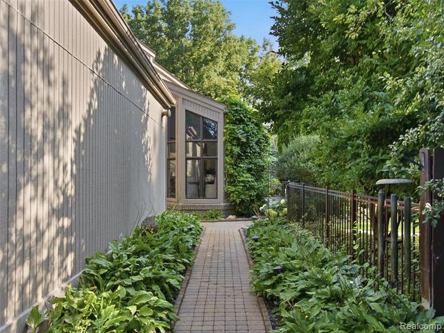 1250 Sunniwood Place, Rochester, MI 48306