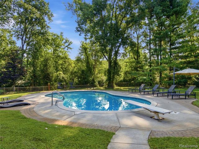 1250 Sunniwood Place, Rochester, MI 48306