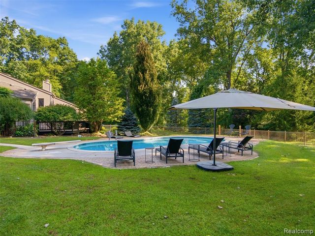 1250 Sunniwood Place, Rochester, MI 48306