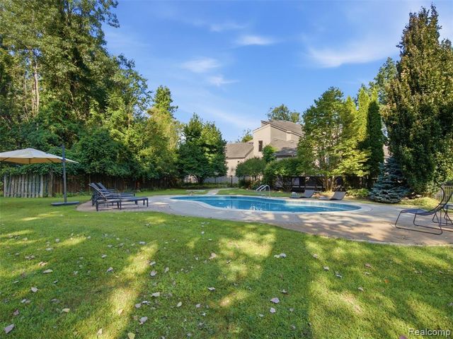 1250 Sunniwood Place, Rochester, MI 48306
