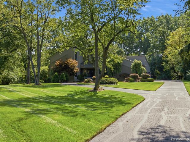 1250 Sunniwood Place, Rochester, MI 48306