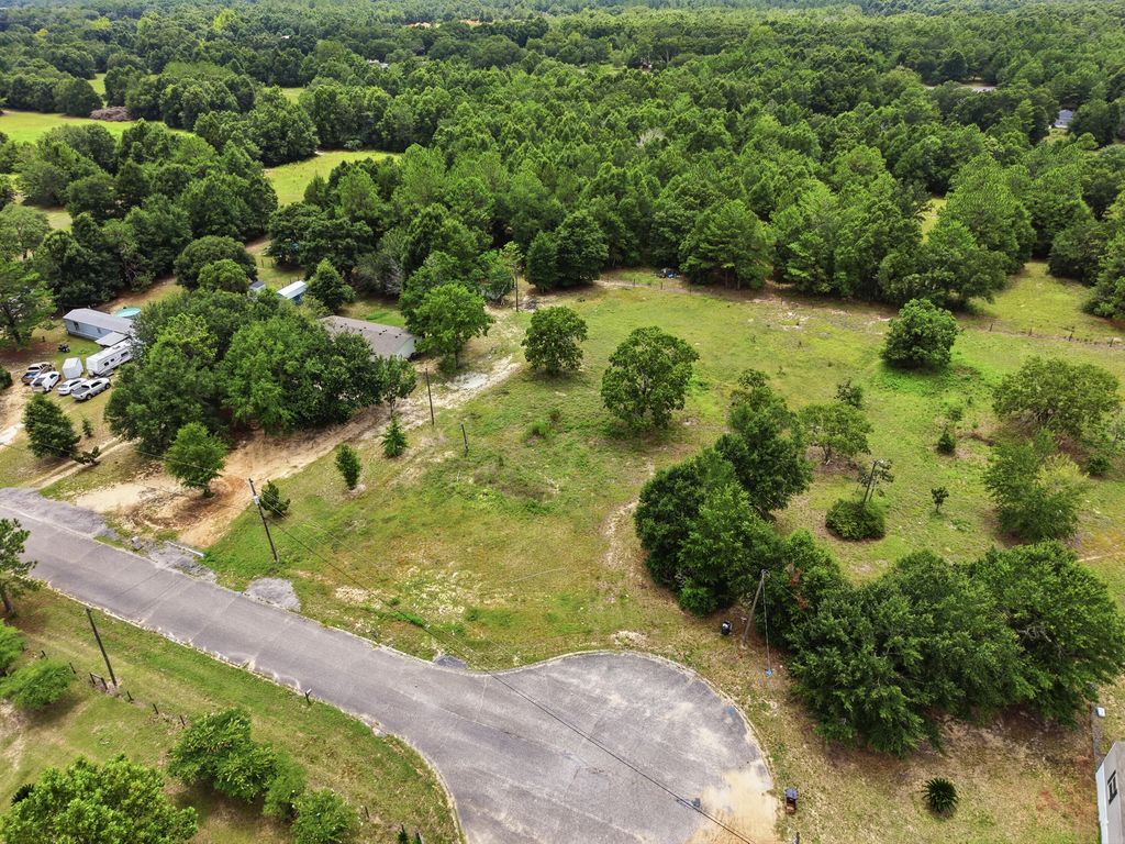 Image 3 of property listing at 4569 Belleville Court, Milton, FL 32583