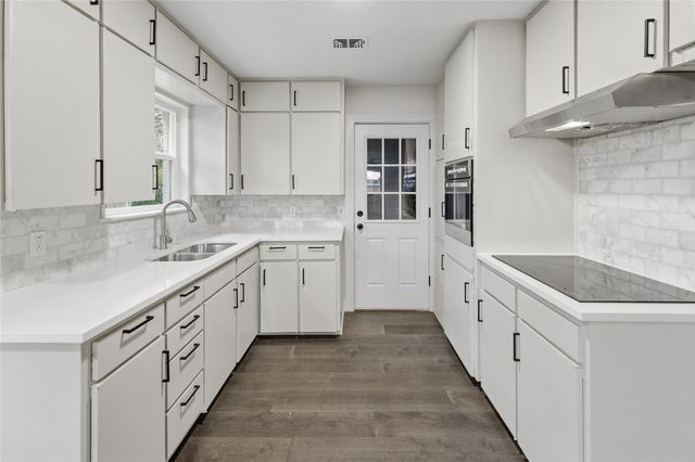 220 Robert Street, Burleson, TX 76028