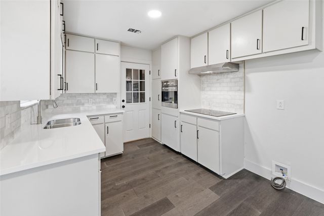 220 Robert Street, Burleson, TX 76028