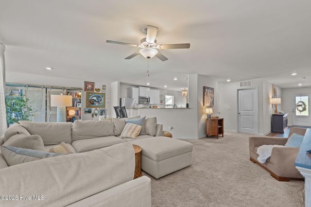 10 N Wandering Lane, Hampstead, NC 28443