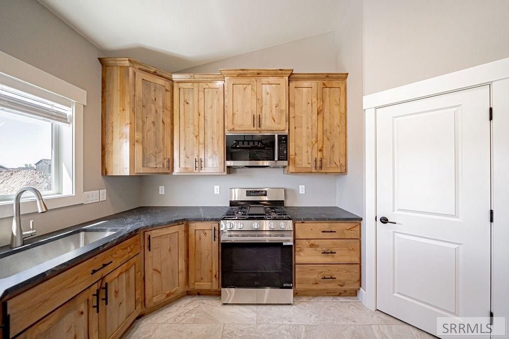 Image 13 of property listing at 1618 Tide Pool Drive, Idaho Falls, ID 83404