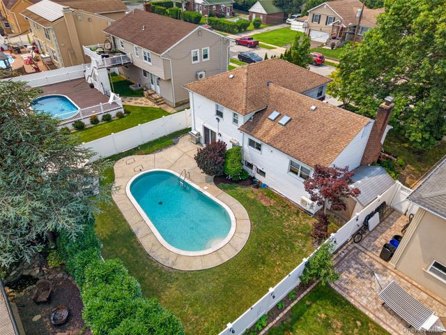 1822 Kent Street, Westbury, NY 11590