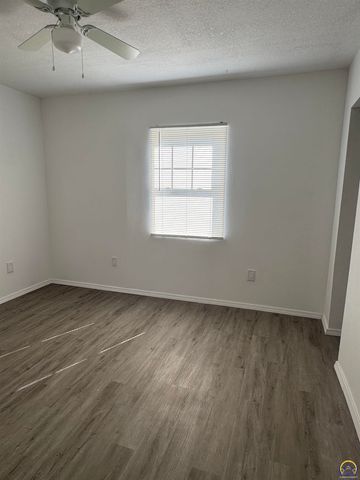 227 SE 33rd TER, Topeka, KS 66605