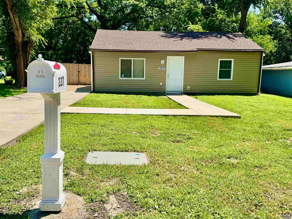 227 SE 33rd TER, Topeka, KS 66605