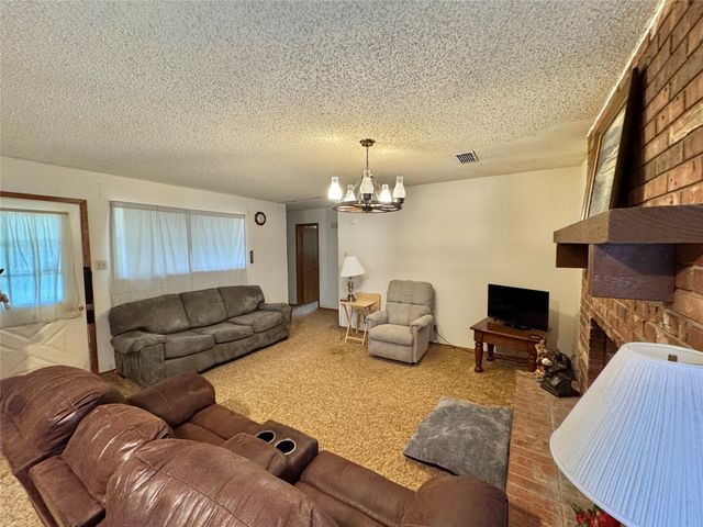 450 Woodbine Estates Road, Gainesville, TX 76240