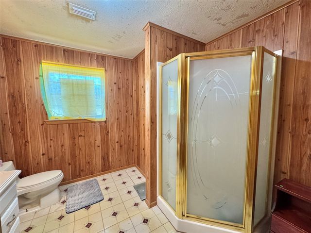 450 Woodbine Estates Road, Gainesville, TX 76240