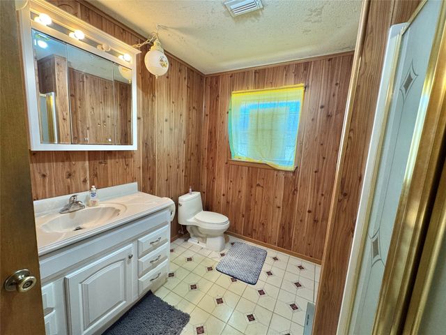 450 Woodbine Estates Road, Gainesville, TX 76240