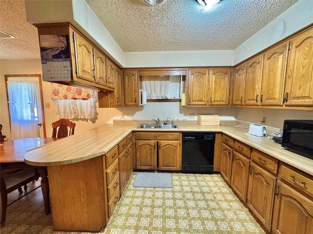 450 Woodbine Estates Road, Gainesville, TX 76240