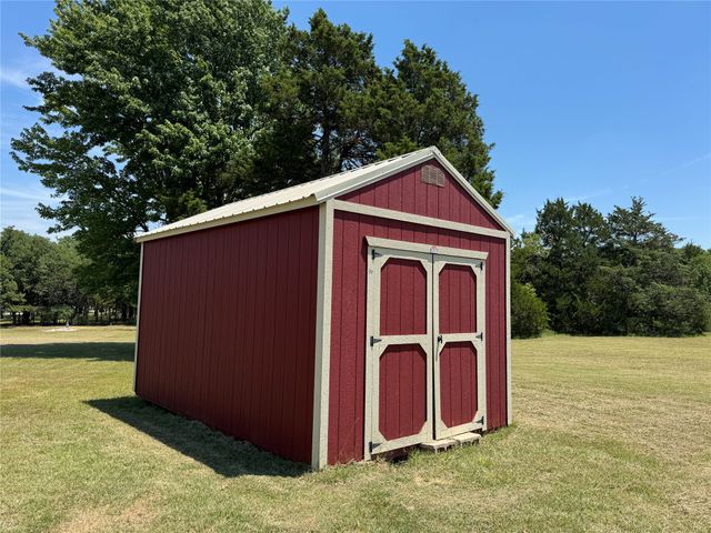 450 Woodbine Estates Road, Gainesville, TX 76240