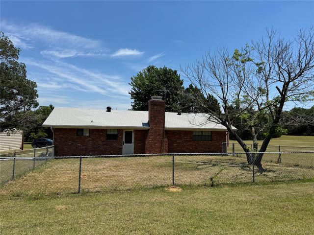 450 Woodbine Estates Road, Gainesville, TX 76240
