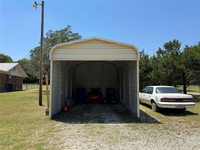 450 Woodbine Estates Road, Gainesville, TX 76240