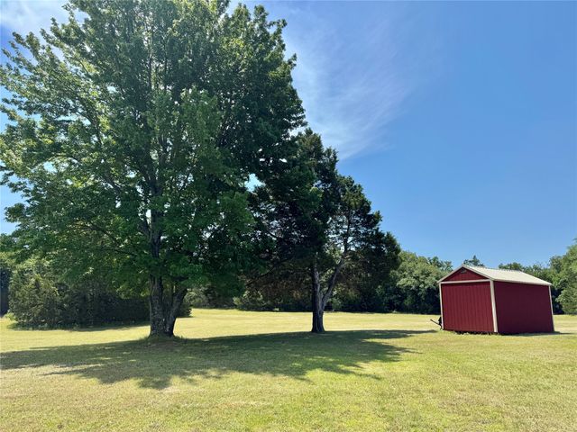 450 Woodbine Estates Road, Gainesville, TX 76240