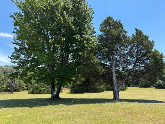 450 Woodbine Estates Road, Gainesville, TX 76240