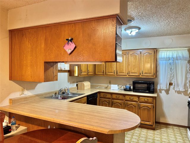 450 Woodbine Estates Road, Gainesville, TX 76240