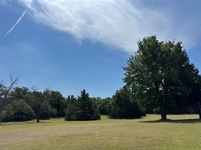 450 Woodbine Estates Road, Gainesville, TX 76240