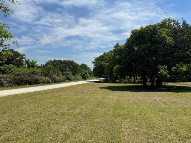 450 Woodbine Estates Road, Gainesville, TX 76240