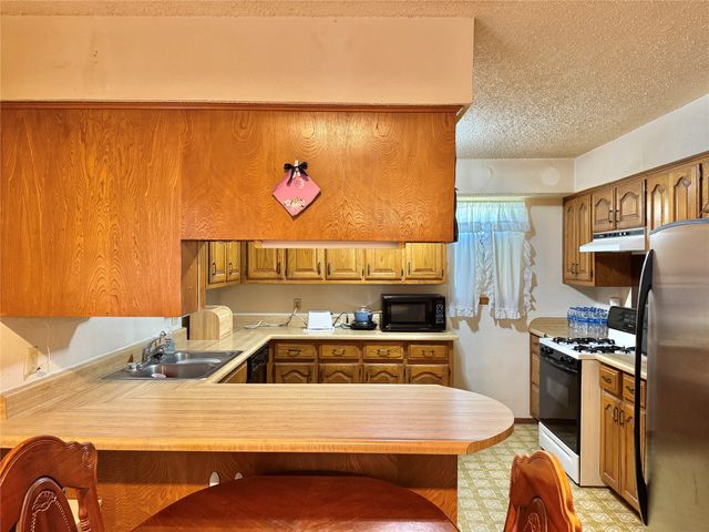 450 Woodbine Estates Road, Gainesville, TX 76240