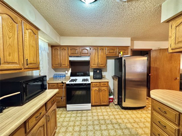 450 Woodbine Estates Road, Gainesville, TX 76240