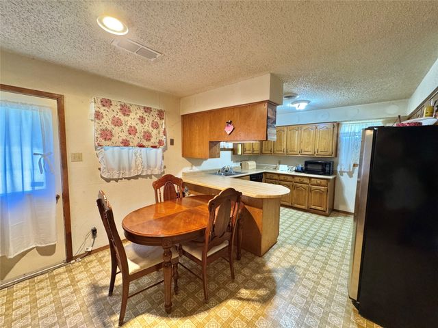 450 Woodbine Estates Road, Gainesville, TX 76240