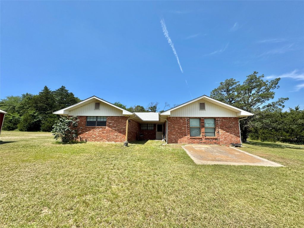 450 Woodbine Estates Road, Gainesville, TX 76240