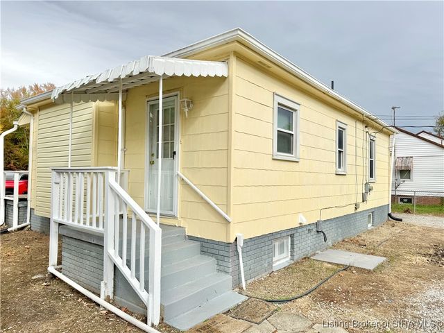 569 Broadway Street, Austin, IN 47102