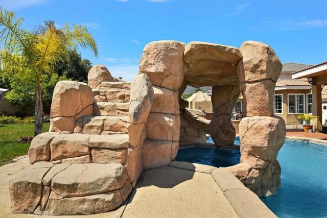 2335 N San Antonio Avenue, Upland, CA 91784