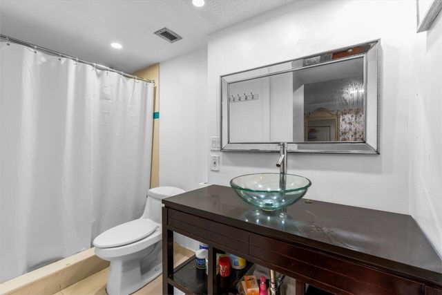 6301 N Falls Cir Drive 307, Lauderhill, FL 33319