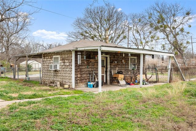 818 E McLennan Avenue, Mart, TX 76664