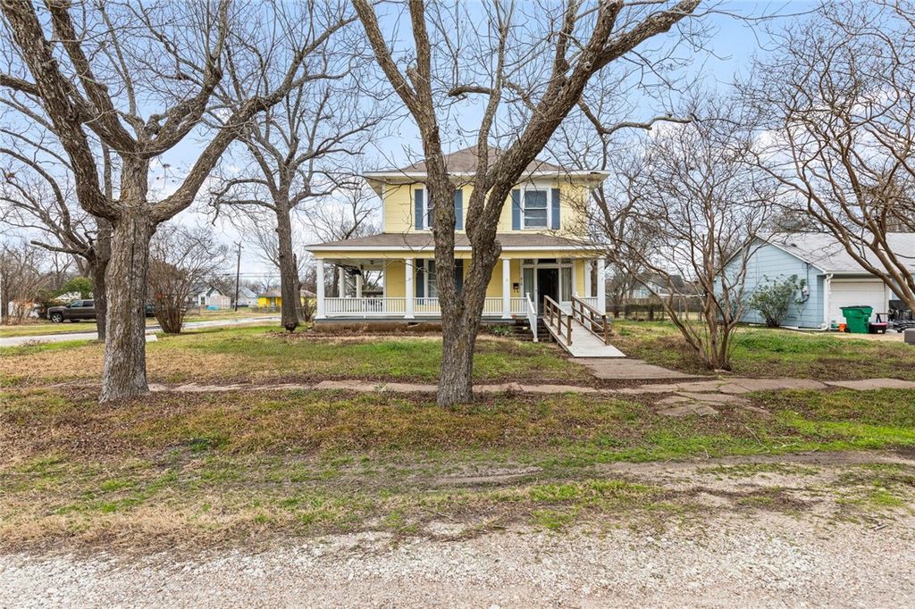 818 E McLennan Avenue, Mart, TX 76664