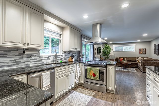 3614 West Tapps Drive E, Lake Tapps, WA 98391