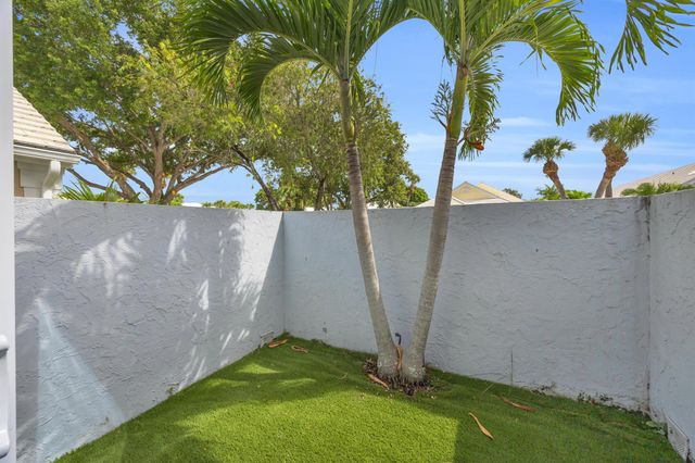 39 Dorchester Circle, Palm Beach Gardens, FL 33418