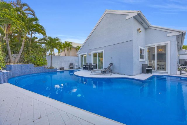 39 Dorchester Circle, Palm Beach Gardens, FL 33418