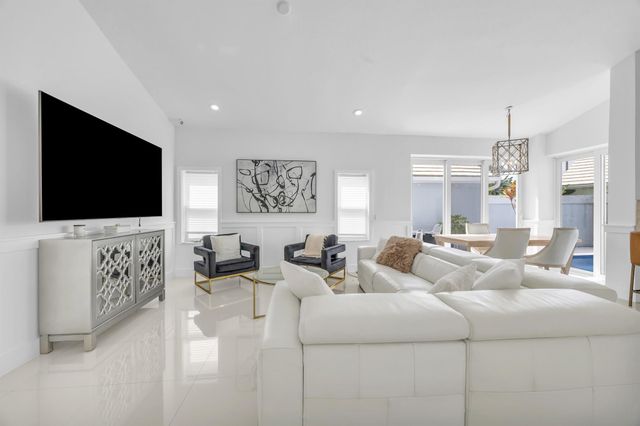 39 Dorchester Circle, Palm Beach Gardens, FL 33418