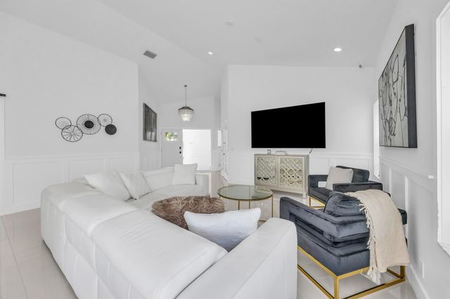 39 Dorchester Circle, Palm Beach Gardens, FL 33418