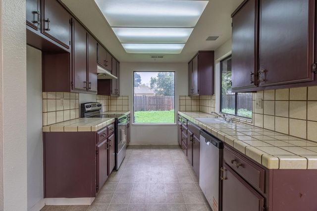 5330 Virtue Arc Dr, Stockton, CA 95207