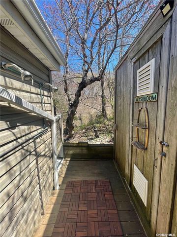379 Oakleigh Avenue, Baiting Hollow, NY 11933