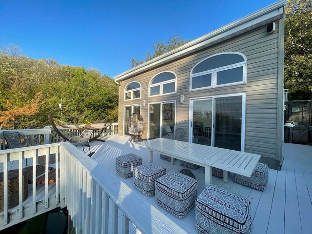 379 Oakleigh Avenue, Baiting Hollow, NY 11933