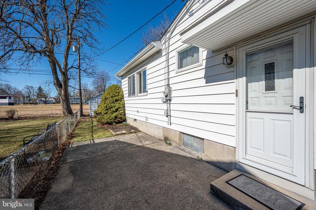 2203 ALLWOOD DR, Bethlehem, PA 18018