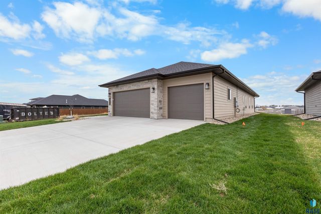 7309 E Shadow Pine Cir, Sioux Falls, SD 57110
