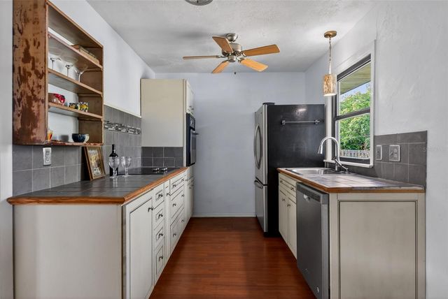 6338 BEECHWOOD AVENUE, Sarasota, FL 34231